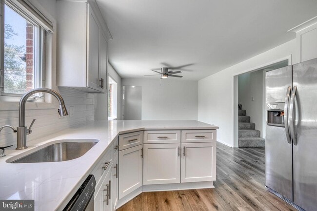 Building Photo - 2166 Lake Dr