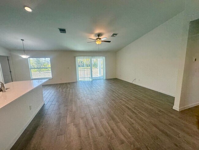 Building Photo - 4 Bedroom -2 Bathrooms NE Cape Coral- City Water (Del Prado & Pine Island)