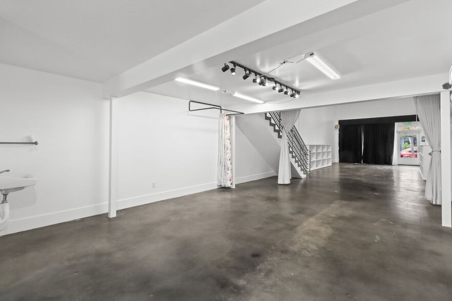 Building Photo - 1050 S Fairfax Ave