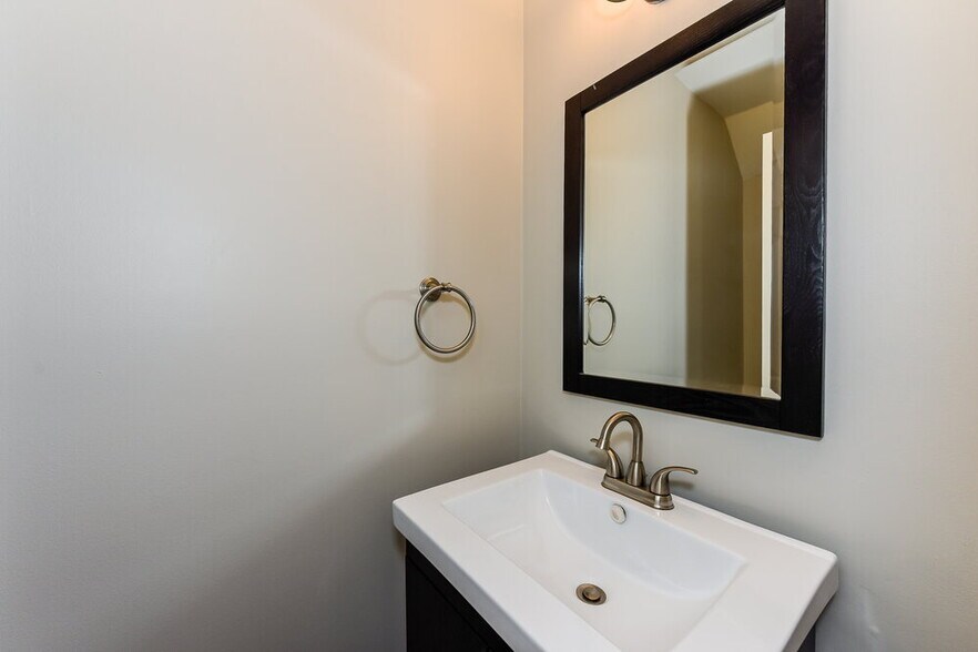 Building Photo - 900 Bluebird Ct