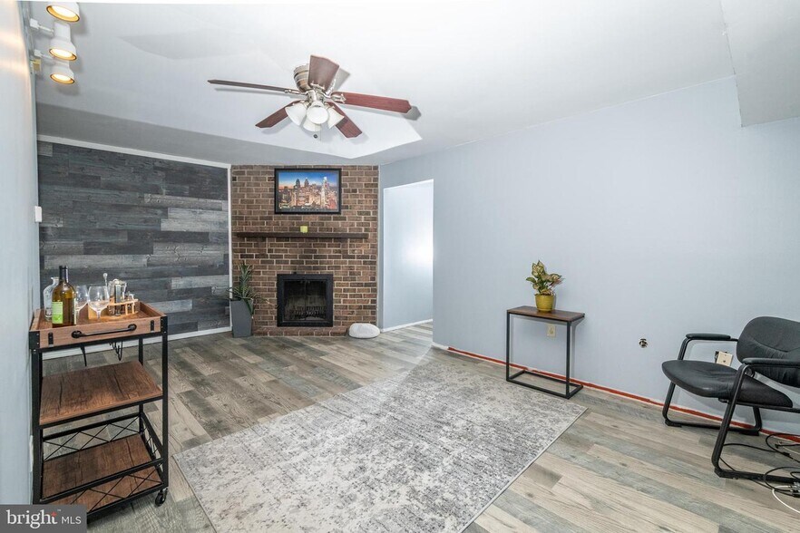 Building Photo - 1821 Valley Dr