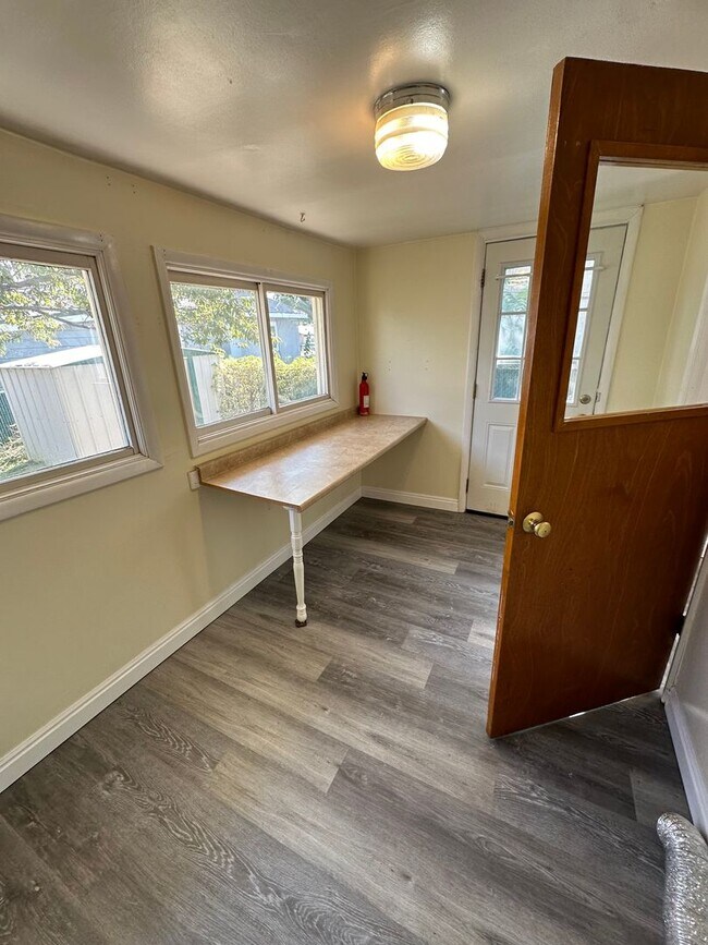 Building Photo - Cozy Price Rental