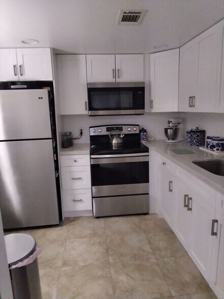 Building Photo - 399 Brittany Dr