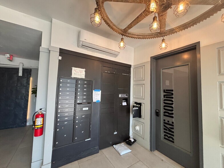 Building Photo - 568 Communipaw Ave