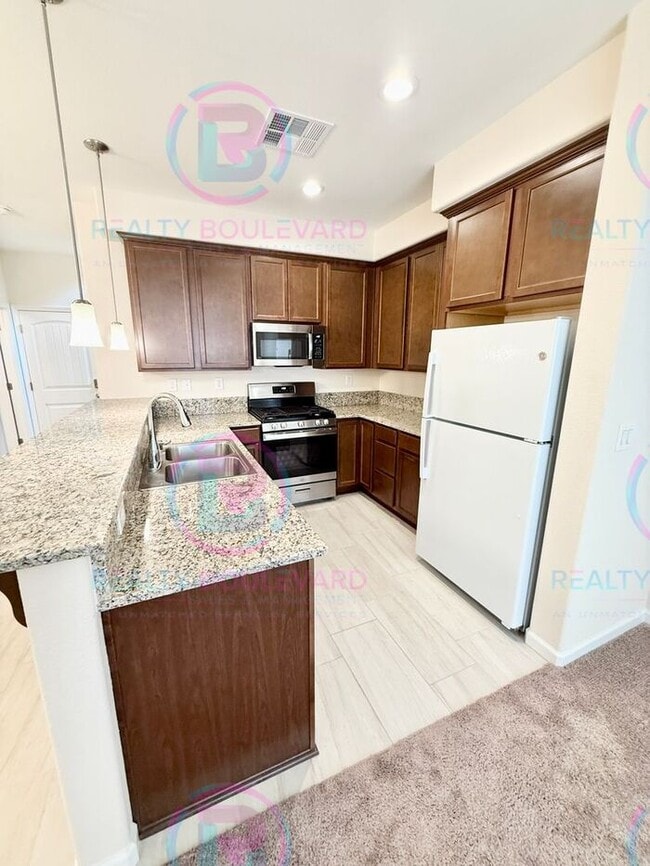 Building Photo - 1/2 Month Free !Modern Comfort and Conveni...