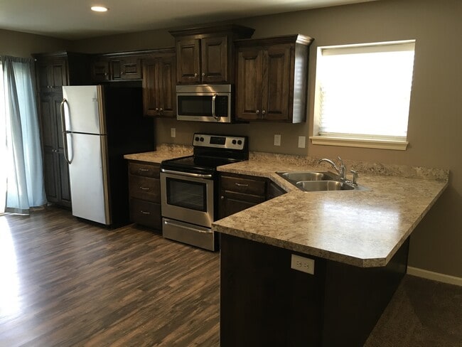 Building Photo - 2 Bed 2 Car Single Level Home in Raymore