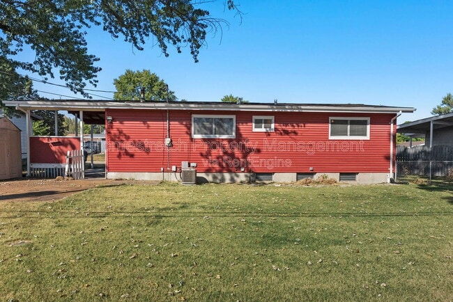 Building Photo - 560 Falcon Dr