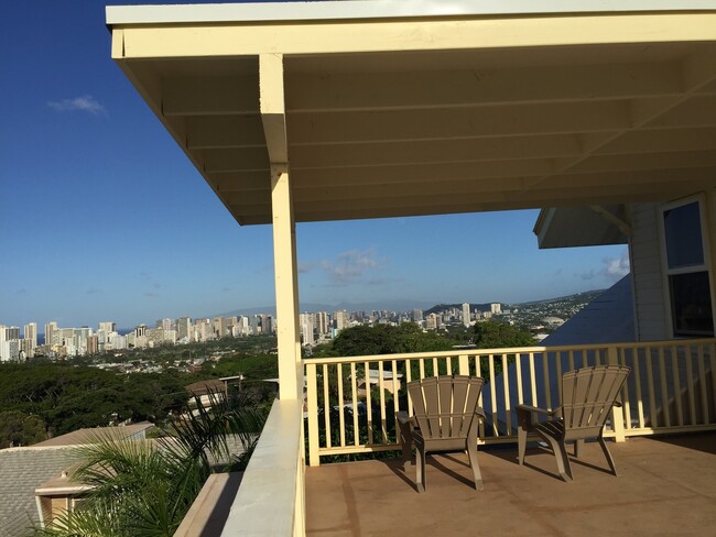 Building Photo - Kaimuki's Best & Most Convenient Location!...