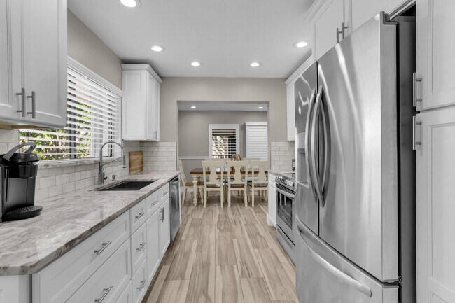 Building Photo - 60 Pelican Pointe Dr