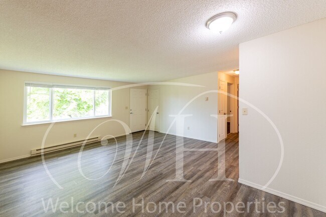 Building Photo - Newly Remodeled Apartment in Convenient Lo...