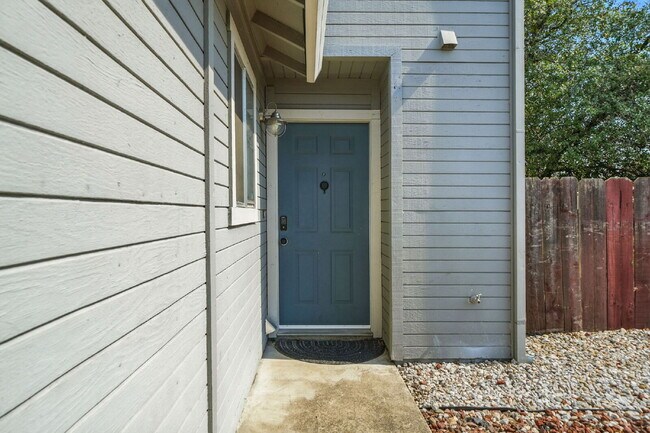 Building Photo - Adorable 2/1.5 with private back yard, ful...