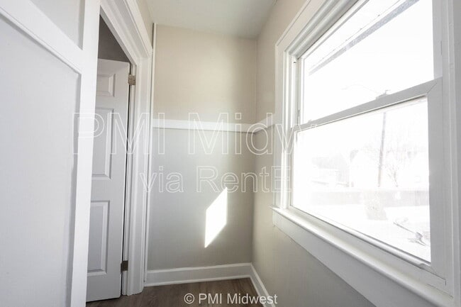 Building Photo - 5045 E 10th St