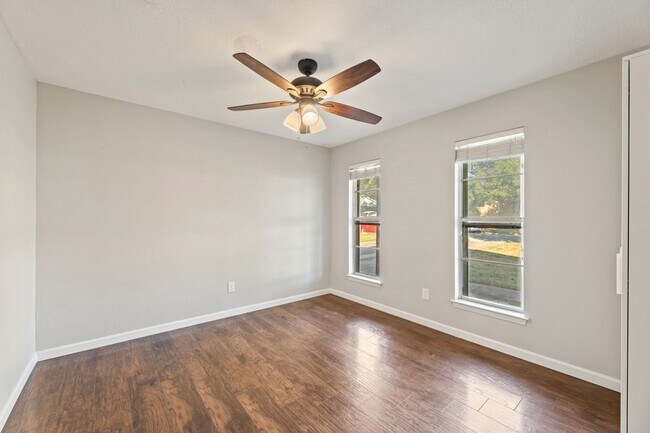 Building Photo - 8009 Northbrook Dr