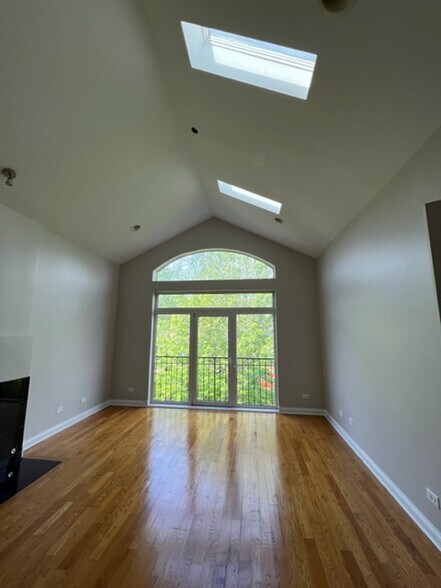 Building Photo - 2327 S Sawyer Ave