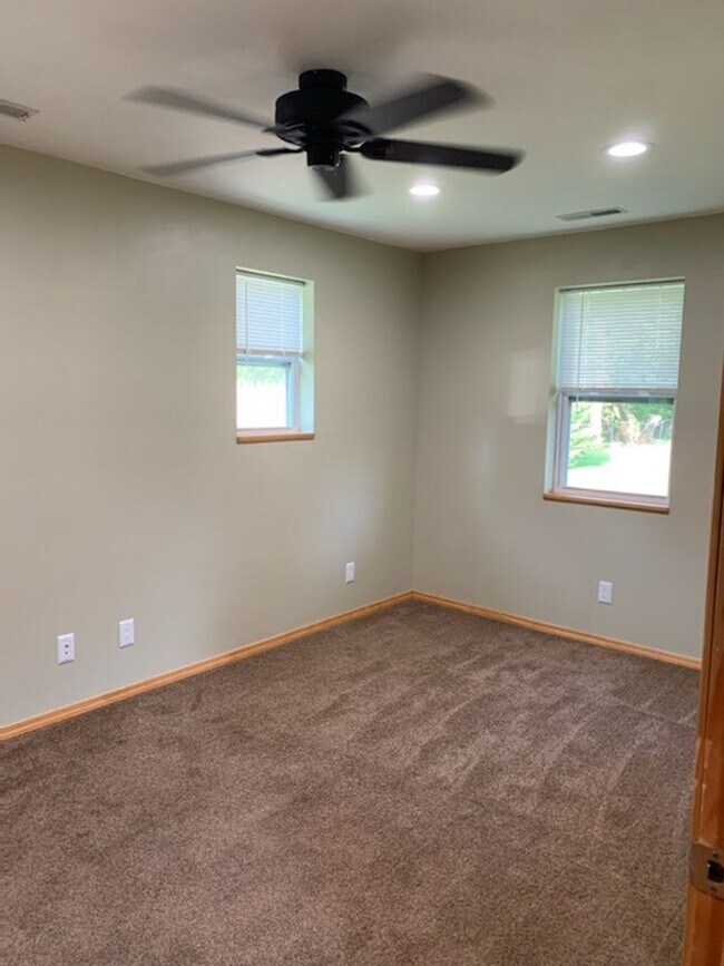 Building Photo - LIVE IN DOWNTOWN HOWELL! 3 BEDROOM HOUSE FOR LEASE