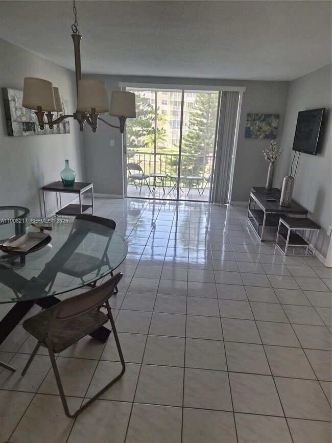 Building Photo - 2905 Point E Dr