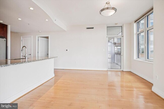 Building Photo - 8220 Crestwood Heights Dr