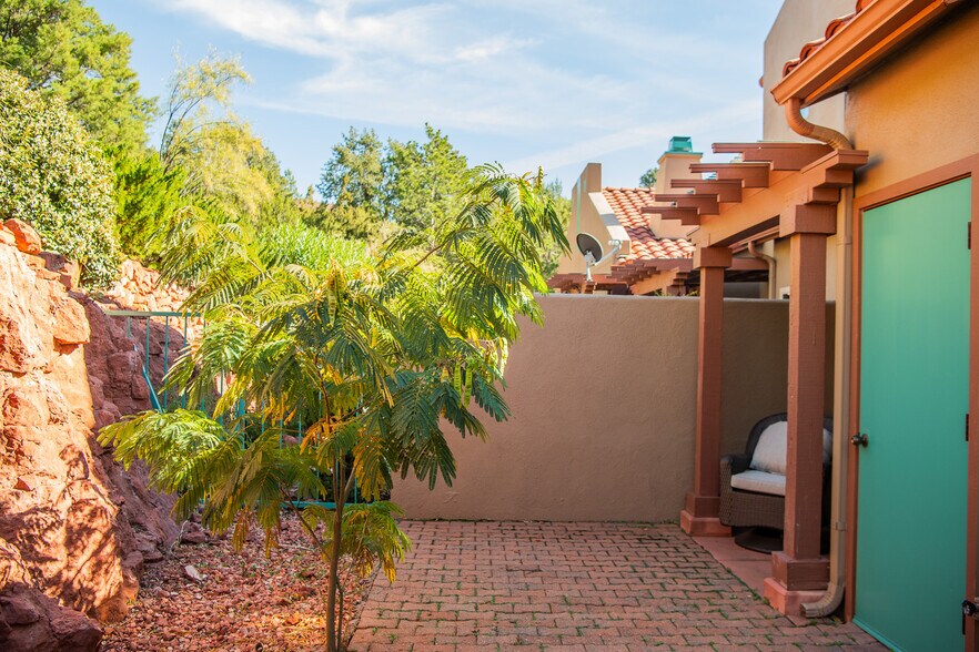 Building Photo - 102 Pine Leaf Ln