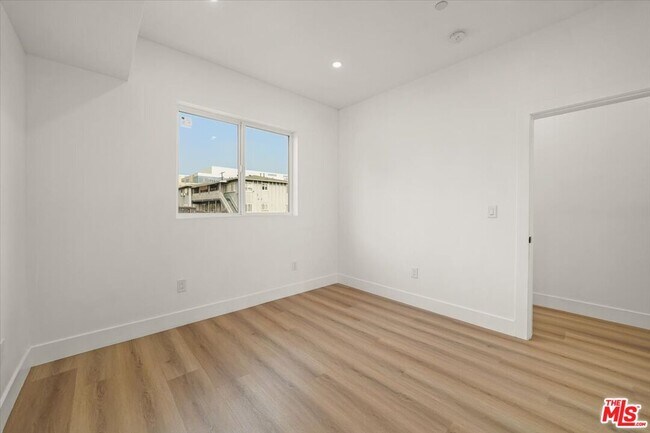 Building Photo - 910 N Hudson Ave