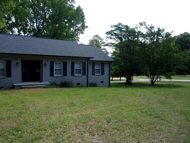 Building Photo - Spacious 2 Bedroom 1 Bath Duplex Minutes t...