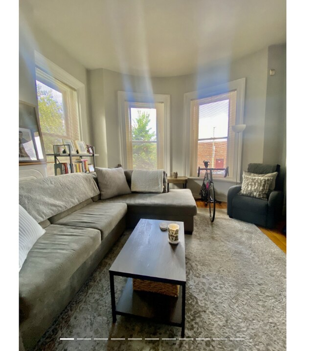 Building Photo - 4 Centre Ln