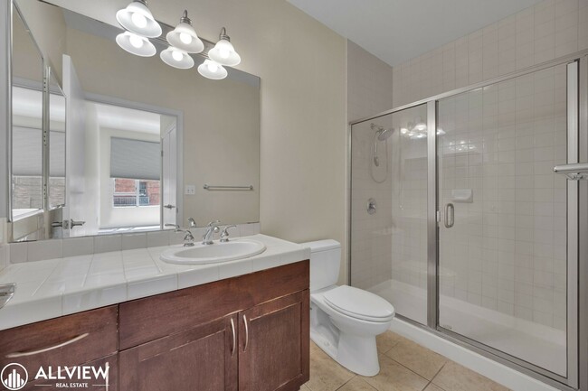 Building Photo - Location, Luxury, and Lifestyle – Top Floo...