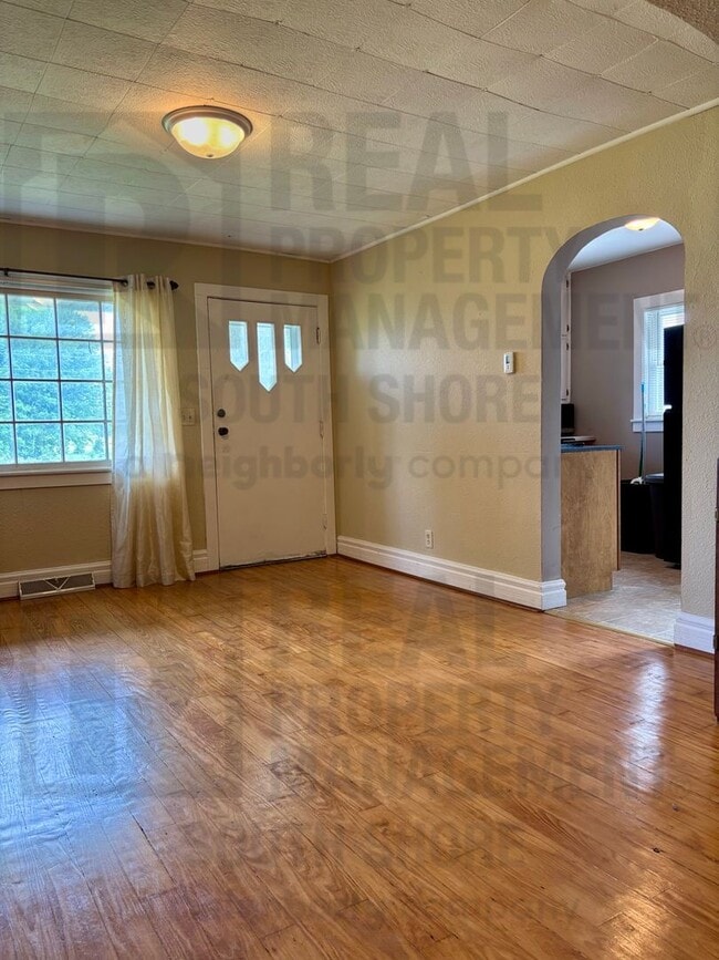 Building Photo - Spacious 3Bed/1.5Bath Close to Valparaiso