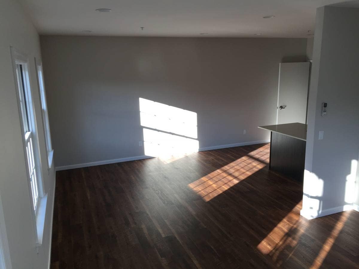 Building Photo - 84 Main St