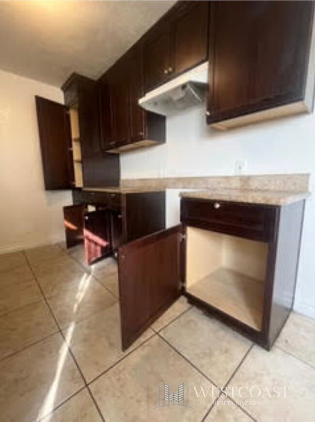 Building Photo - 1041 W Reeve St