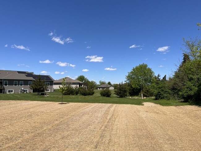 Building Photo - 970 Meadow Ln