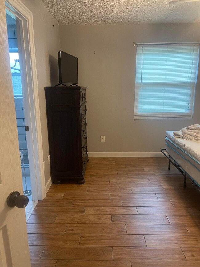 Building Photo - 2928 Del Rio Dr