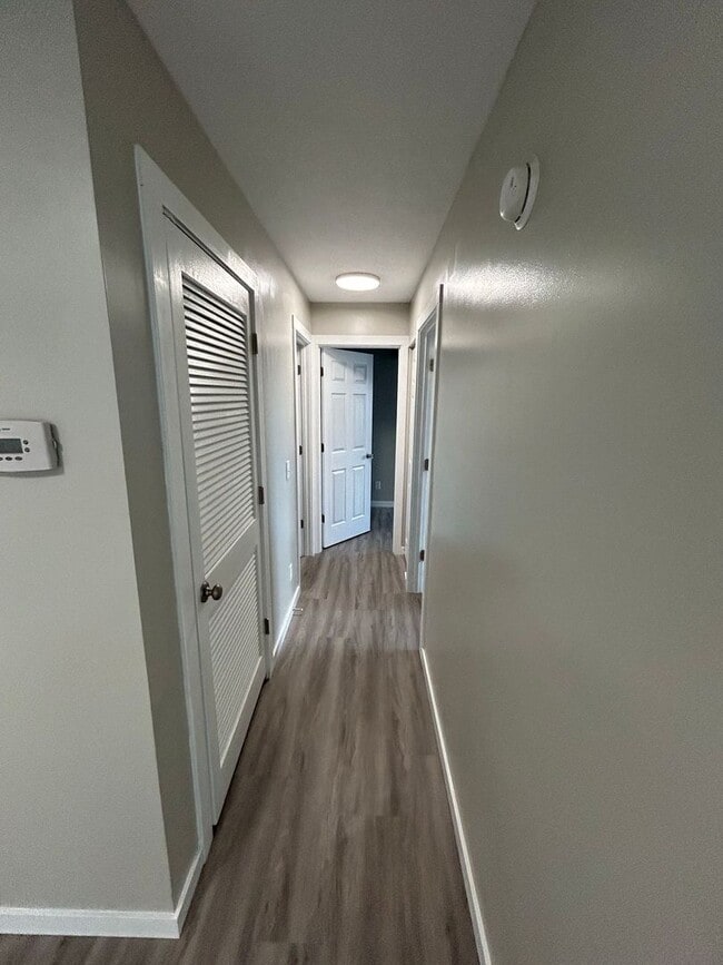 Building Photo - Spacious Top Floor 3-Bedroom, 2-Bath Remod...