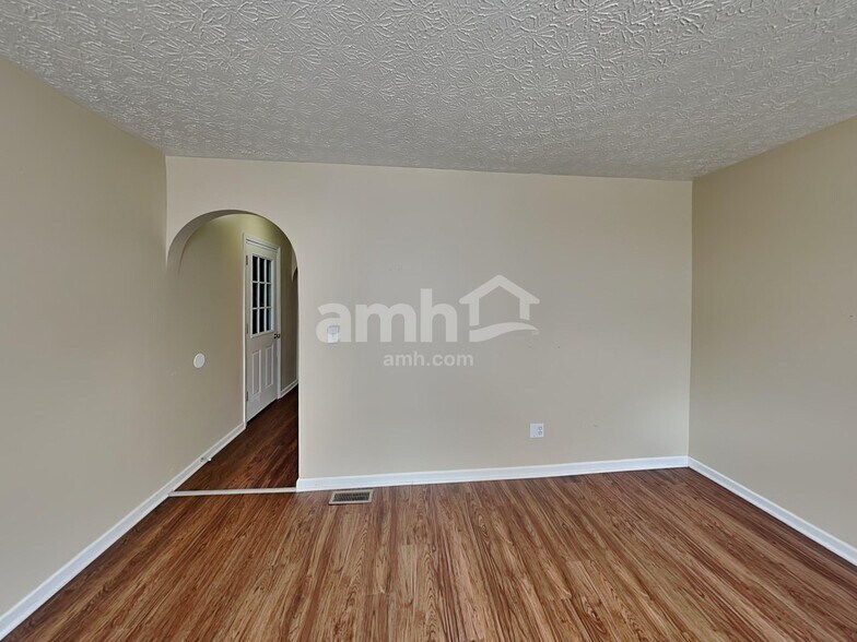 Building Photo - 275 Monarch Dr