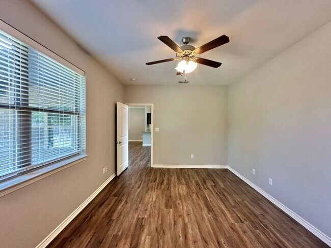 Building Photo - Available Now! 3 Bed 2 Bath in Flint!