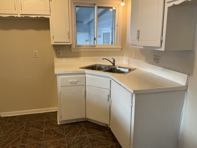 Building Photo - 4 Bedroom Single Family Home