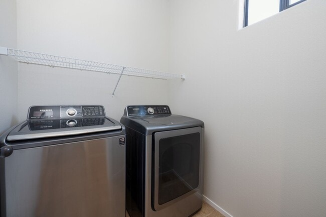 Building Photo - GATED NW HOME - 4 BEDROOMS W/ 1 BED AND BA...
