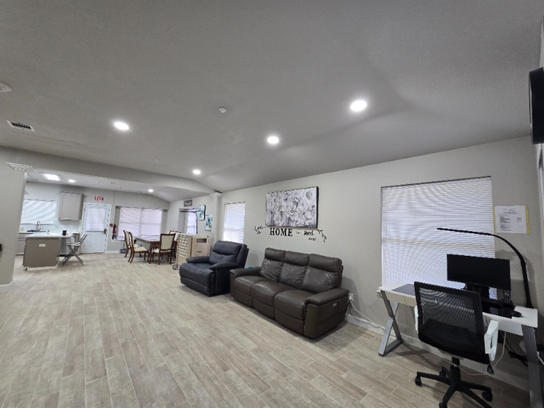Building Photo - 1228 Sandwick Dr