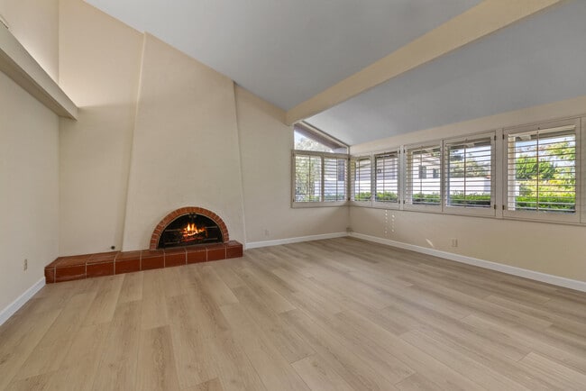 Building Photo - 1954 Vista Caudal