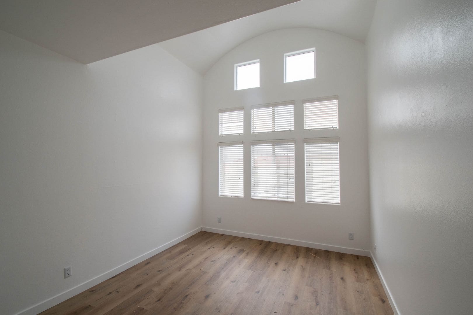 Building Photo - 425 N Alvarado St