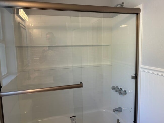 Building Photo - 5 Bedroom Home Close to Downtown