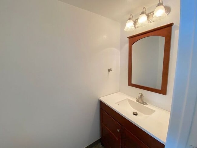 Building Photo - 3 Bedroom Townhouse North Reno - 2 Car Attached Garage/Mountain Views