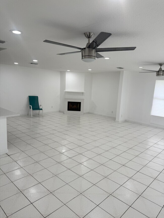 Building Photo - 1334 N Mangonia Dr