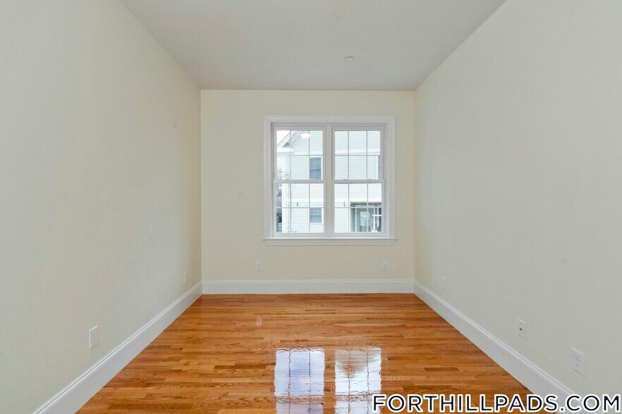 Building Photo - 130 Roxbury St