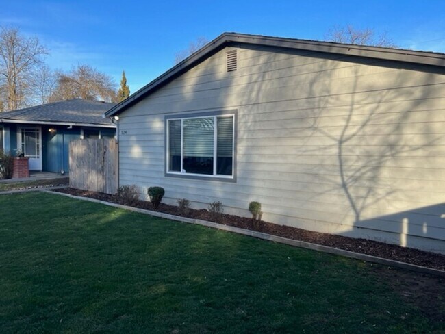 Building Photo - 524-526 MARIE