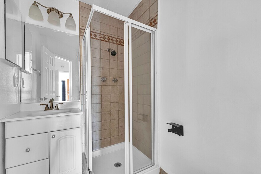 Building Photo - 1025 Idaho Ave