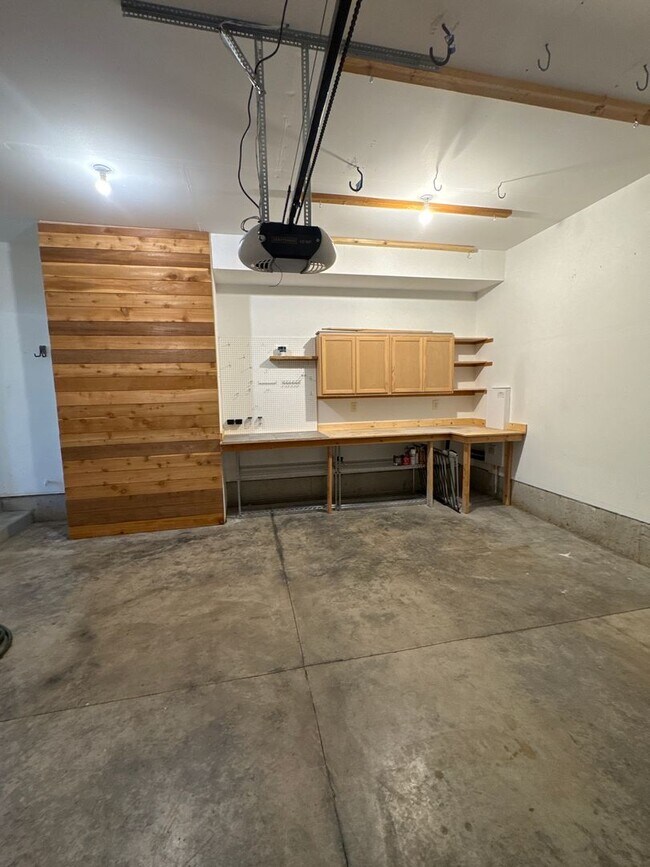Building Photo - Beautiful 3 bedroom with bonus loft area i...