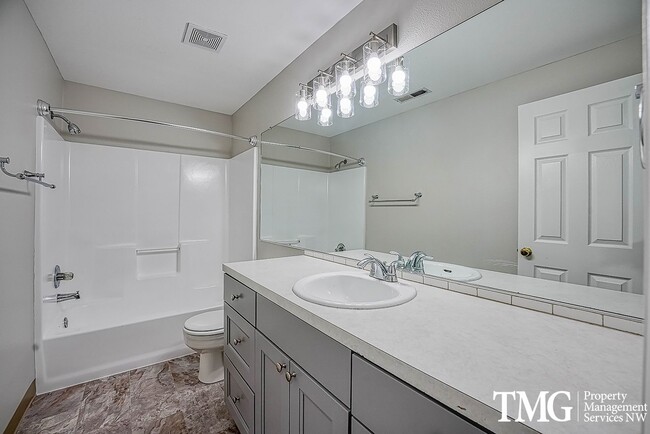 Building Photo - Beautifully Remodeled 3BR Home with Fenced Backyard