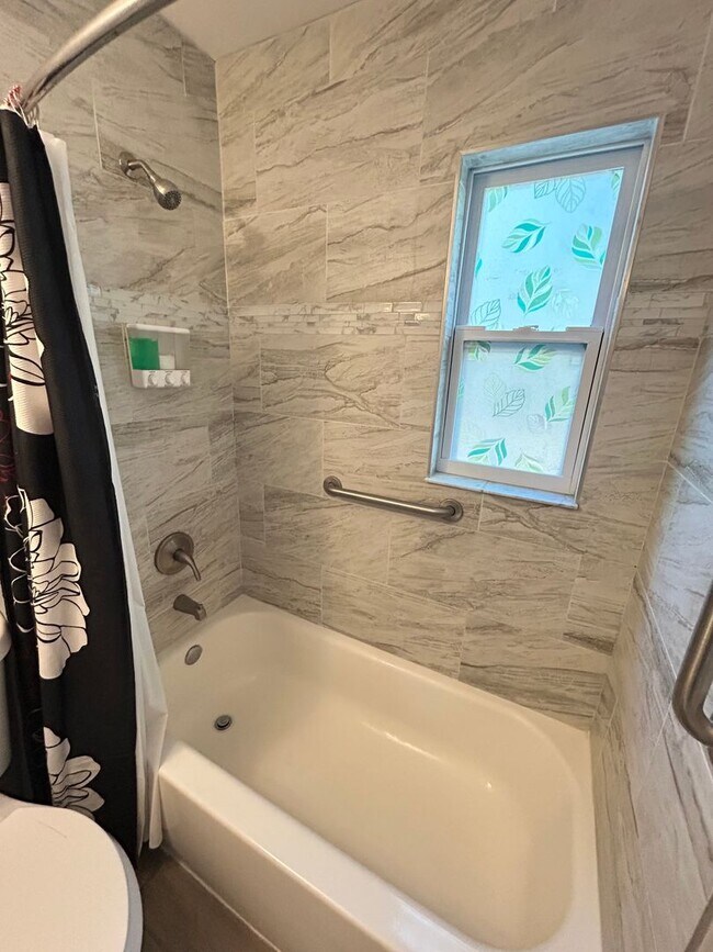 Building Photo - Beautifully Updated Furnished 2 Bed 1 Bath with Fenced Yard!