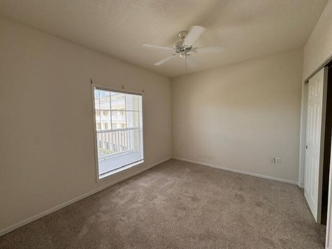 Building Photo - 3 Bedroom Top Floor Condo in Downtown Cele...