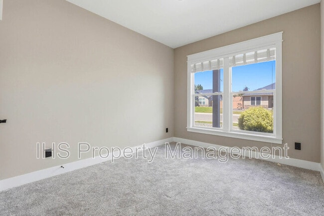 Building Photo - 4806 Tamarisk Dr